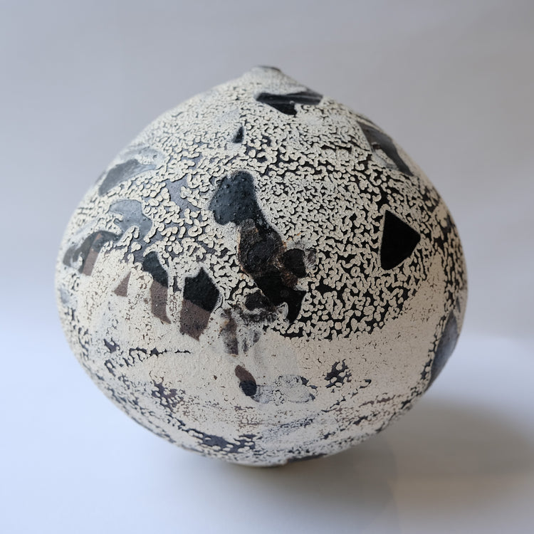 AKIHIRO NIKAIDO -  GYOKUKAKU(玉殻)VASE①